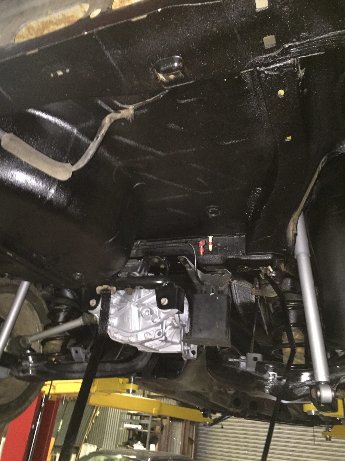 Black-painted underside on the lift, with the silver differential and silver dampers