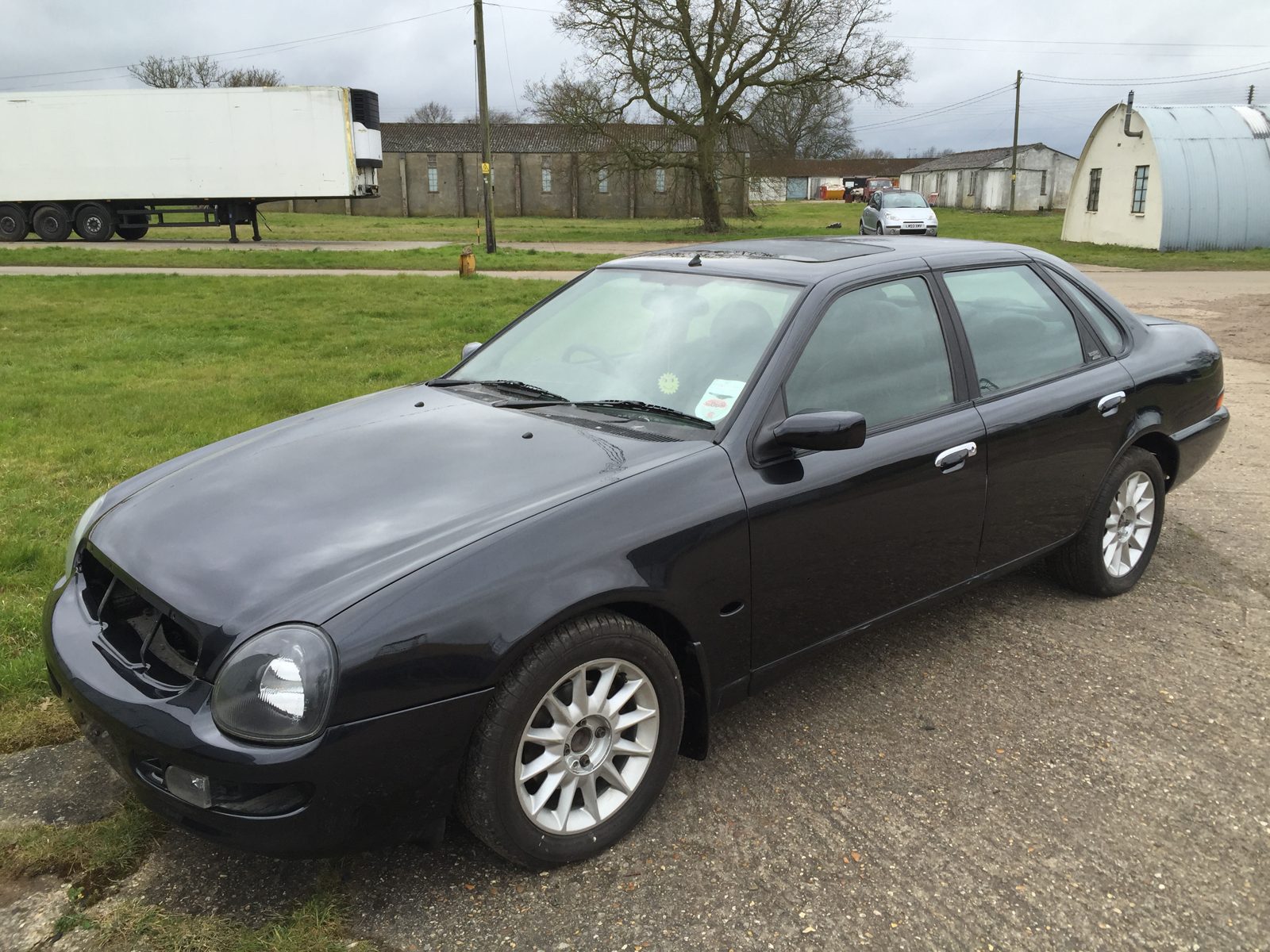 Front three-quarter of the black Granada Scorpio