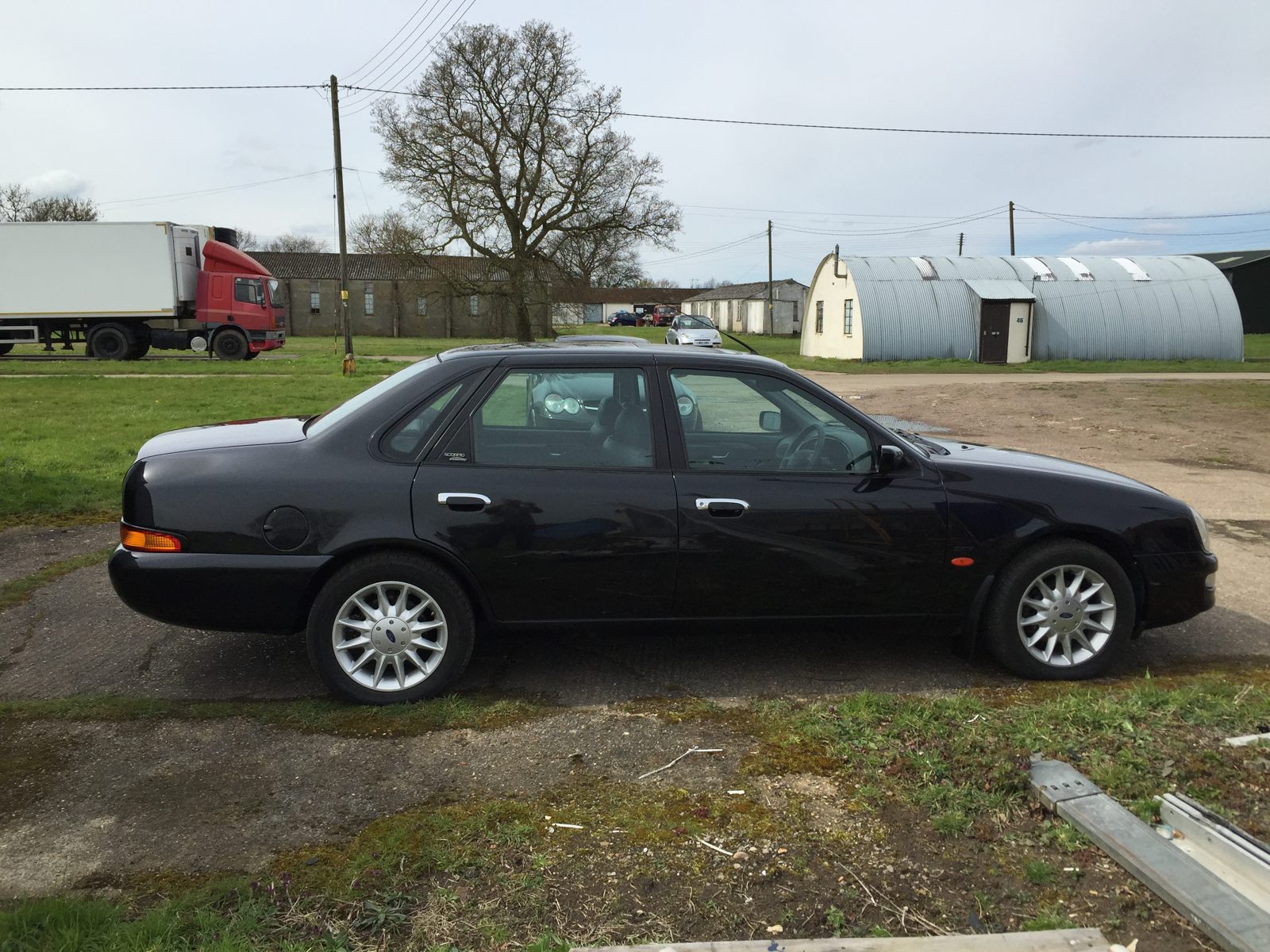 Side profile of the black Granada Scorpio outdoors